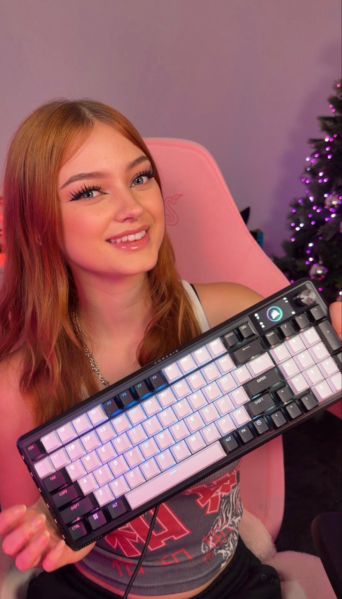 _Lexipro's tweet photo. Corsair just made the perfect keyboard. Despite its small size, the Vanguard 96 packs a full numpad, a sleek design, and a vibrant 1.9” customizable LCD display! This mechanical gaming keyboard has everything you could ever need, I wish I’d gotten to it sooner! #ad @CORSAIRANZ https://t.co/jxfElYJYZ3