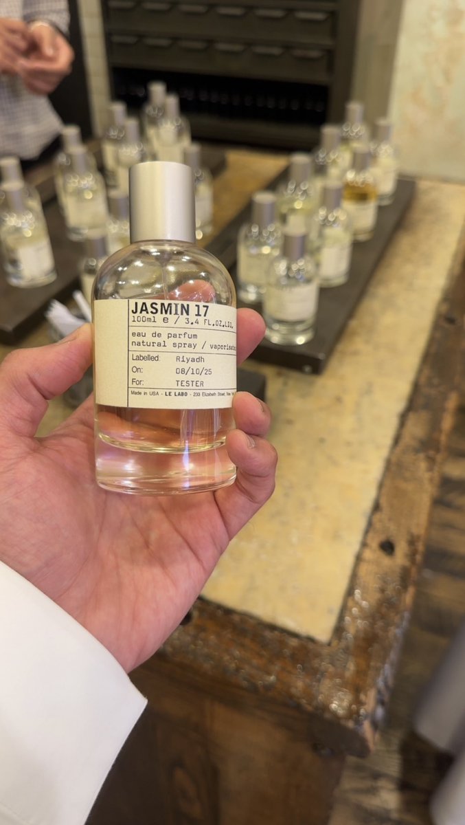 الأنيييق .. Jasmin 17 Le Labo 

افتتاحية مشرقة تميل إلى البرتقال المر والنيرولي يتدرج إلى عبق زهري ياسمين جميل يرتكز على قاعدة فانيلا والأخشاب مع لمسة مسكية تضيف طابعا نظيفا وأنيقا .

عطر .. ياسمين نظيف أنيق وهادئ 👌

#رابطة_عشاق_العطور