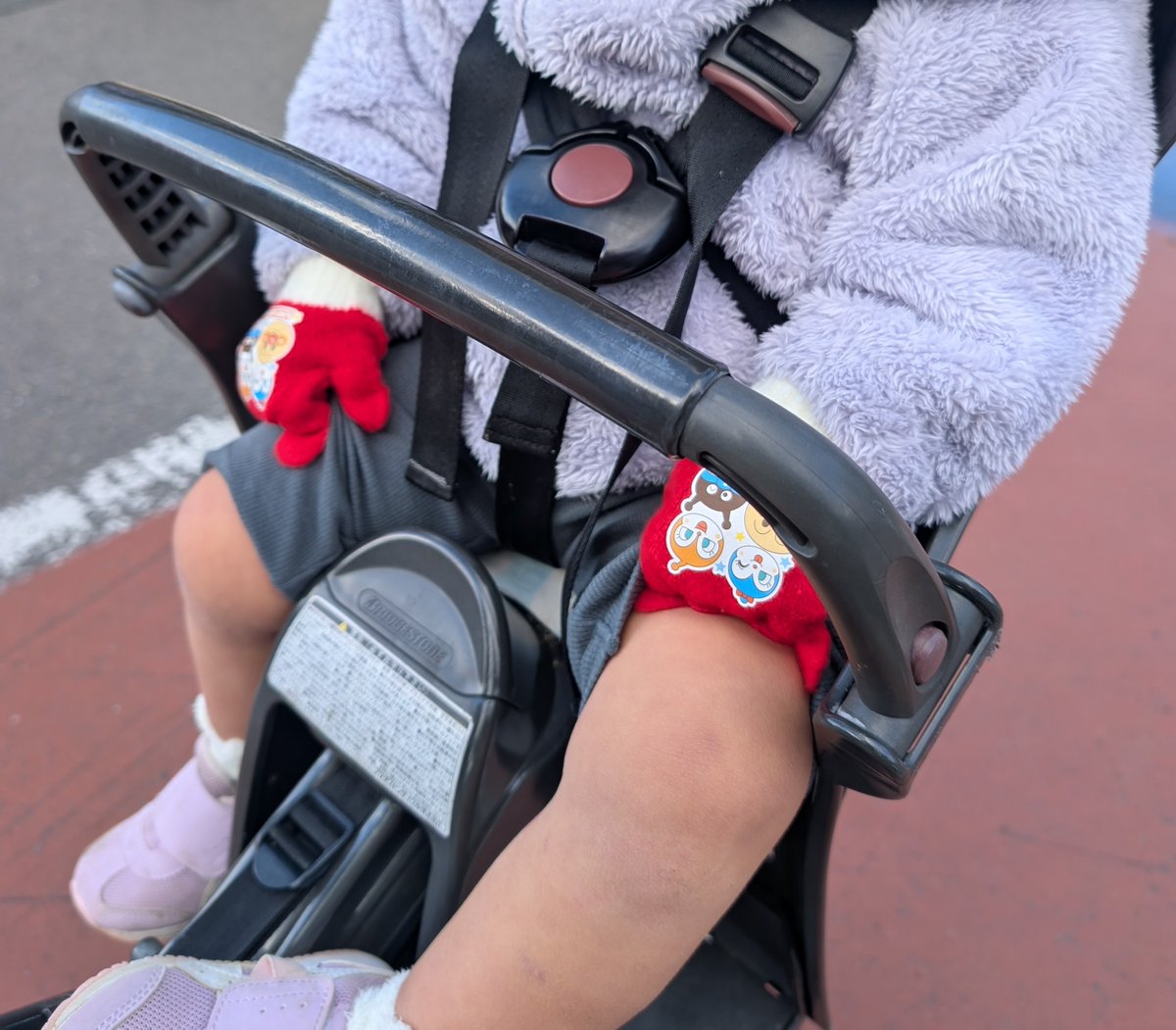 Saimmm's tweet image. 頑なにズボンを上げて、半ズボン式にセルフでするんだが、道でおばちゃんとかに「寒そうだから、膝を隠してあげて」とかついに言われ出した。ちがうんわ…