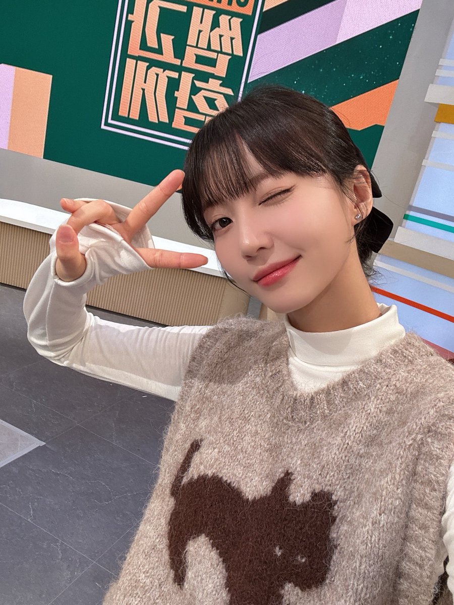 8_OHMYGIRL's tweet image. [#OHMYAir] 잠시 후 7시 10분, 'KBS1 이슈 Pick, 쌤과 함께'에 #유빈 이 출연합니다🤗 12월의 마지막 일요일도 유빈이랑 이슈픽 보러 가요💖

#오마이걸 #OHMYGIRL #OMG