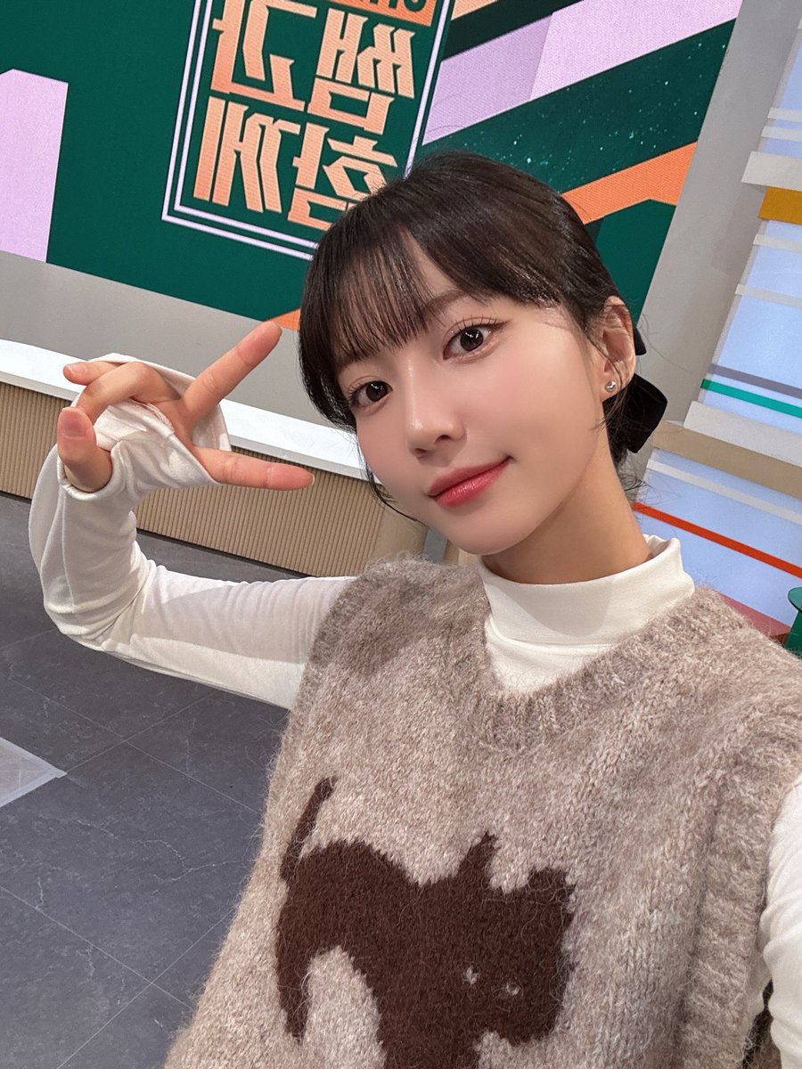 8_OHMYGIRL's tweet image. [#OHMYAir] 잠시 후 7시 10분, 'KBS1 이슈 Pick, 쌤과 함께'에 #유빈 이 출연합니다🤗 12월의 마지막 일요일도 유빈이랑 이슈픽 보러 가요💖

#오마이걸 #OHMYGIRL #OMG