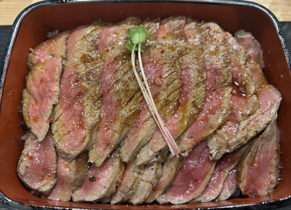 shikitk1's tweet photo. ロマン亭のステーキ重肉増し
美味かった🤤 https://t.co/5Z9Bgr0gba