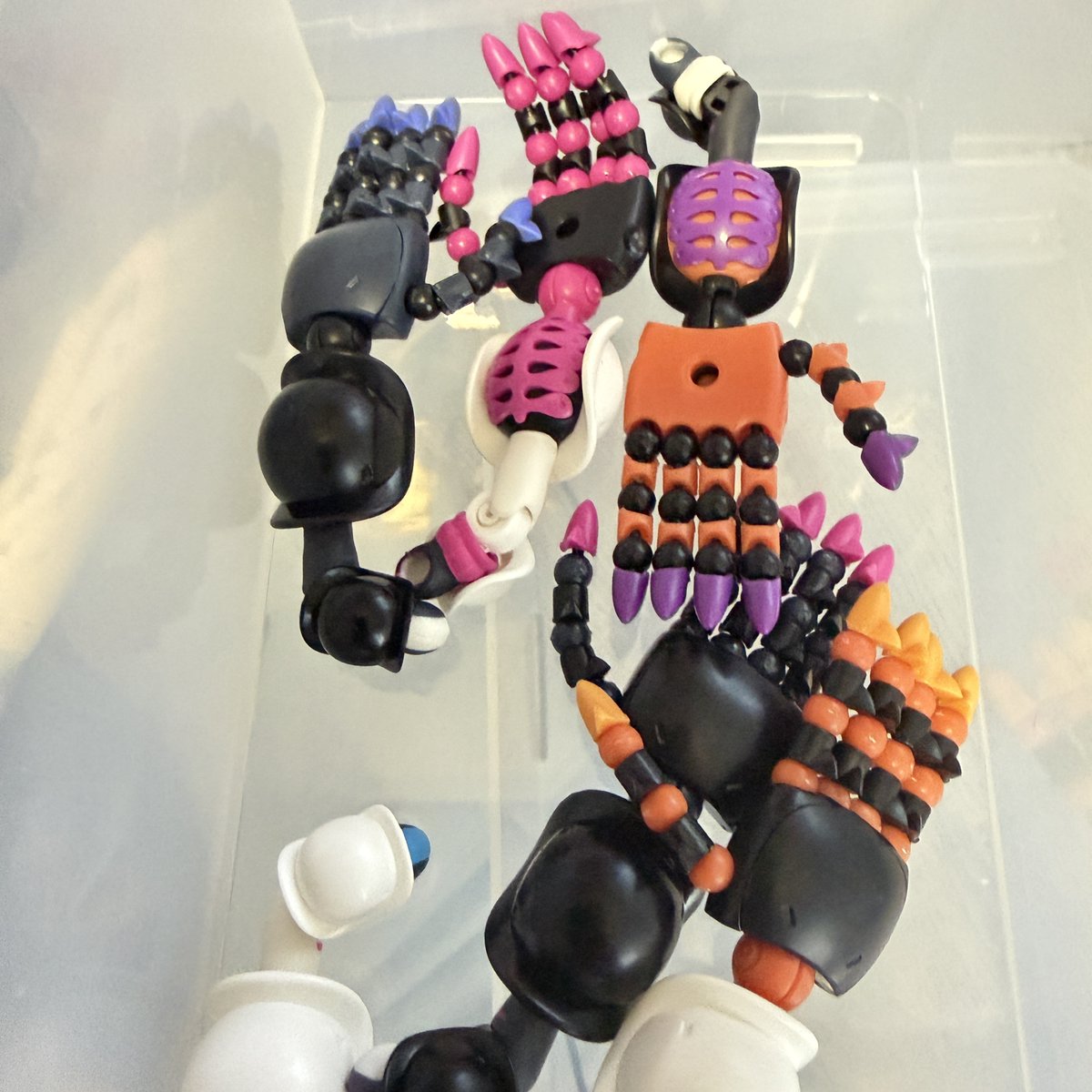 HirotOrg's tweet image. 前から欲しかったのに何故か買い損ね続けてたアリッサとメリッサをついに入手。#DTA 組むのはシタラさん以来なので……6年ぶりか。
DTAってちゃんとポージングしなくてもいちいち可愛いのなんでなんだろう。
強化腕の可動指30本(関節ビーズ計90個)はなかなかだが。
#デスクトップアーミー
#黒星紅白