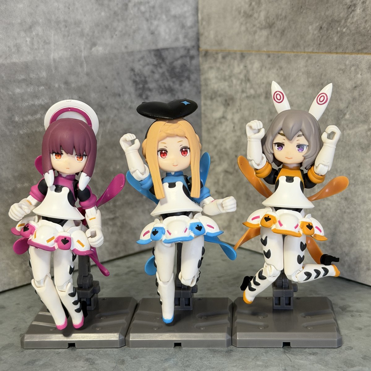 HirotOrg's tweet image. 前から欲しかったのに何故か買い損ね続けてたアリッサとメリッサをついに入手。#DTA 組むのはシタラさん以来なので……6年ぶりか。
DTAってちゃんとポージングしなくてもいちいち可愛いのなんでなんだろう。
強化腕の可動指30本(関節ビーズ計90個)はなかなかだが。
#デスクトップアーミー
#黒星紅白