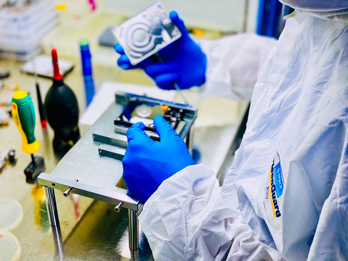 space_recovery's tweet photo. Hard drives must NEVER be opened outside a clean room.

At Space Data Recovery, every HDD is opened inside our ISO-certified clean room, using anti-static protection, controlled airflow, and precise tools.

🌐 https://t.co/g2CLJE2VGg
#datarecoveryoman #cleanroomlab https://t.co/lVySRUenhE
