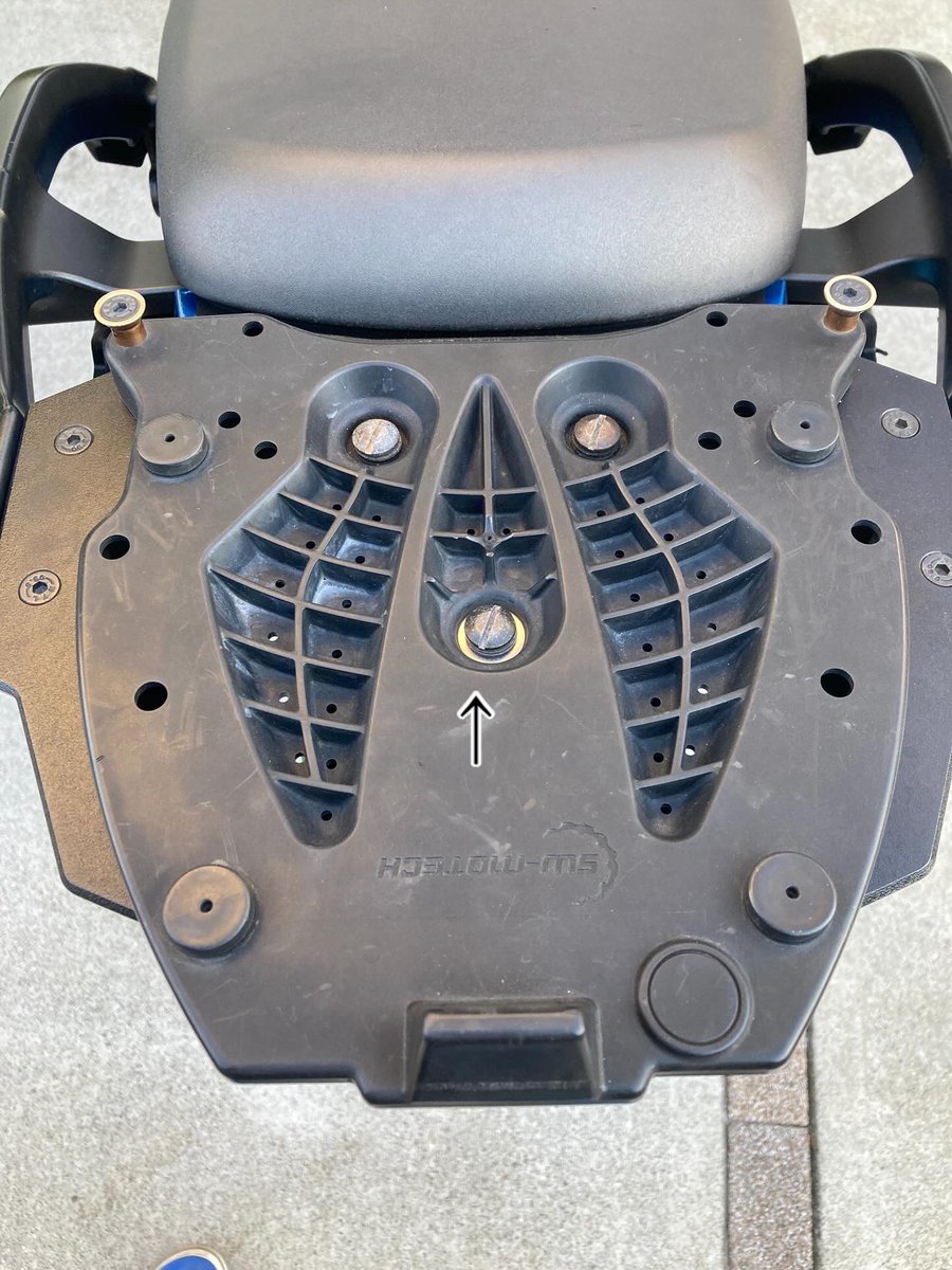 zx1100e1_35's tweet photo. 以前からトップケースが走行中に
ガタガタ動く。
sw-motechのベースプレートの
クイックロックスクリューに
ワッシャ1枚入れました。
裏面の受け側が僅かに痩せてるみたいです。
ネジ箱に適当なワッシャ有ってよかった。
#swmotech #kawasaki #versys1000 https://t.co/e6th2ho4kE