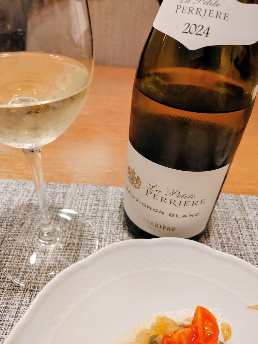 MarkDecember22's tweet photo. 明日で仕事納めの予定ですが、一昨日から年末モードで飲んでいます☺️

#laperriere 
#成城石井 https://t.co/0DviH6AXkp