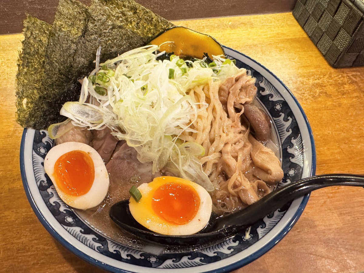 masaking_i's tweet photo. 『 #ひのでや  』さんの
特製ラーメン🍜 大盛り
食べて来ました‼︎
めちゃくちゃ 美味しかった

大宮の店長さん曰く、来年の
1月中旬にはアメリカ🇺🇸の
支店に転勤になるらしいです https://t.co/kU1XbcJu81