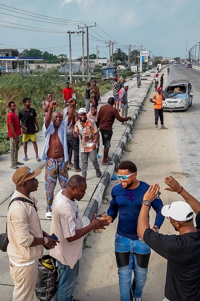 edward_wonder's tweet image. Last weekend, while driving to Epe, I came across a road accident that had just happened. According to eyewitnesses, the driver lost control after a tyre burst. Within seconds, the car swerved, somersaulted, and landed upside down, trapping the passengers inside.
People nearby…