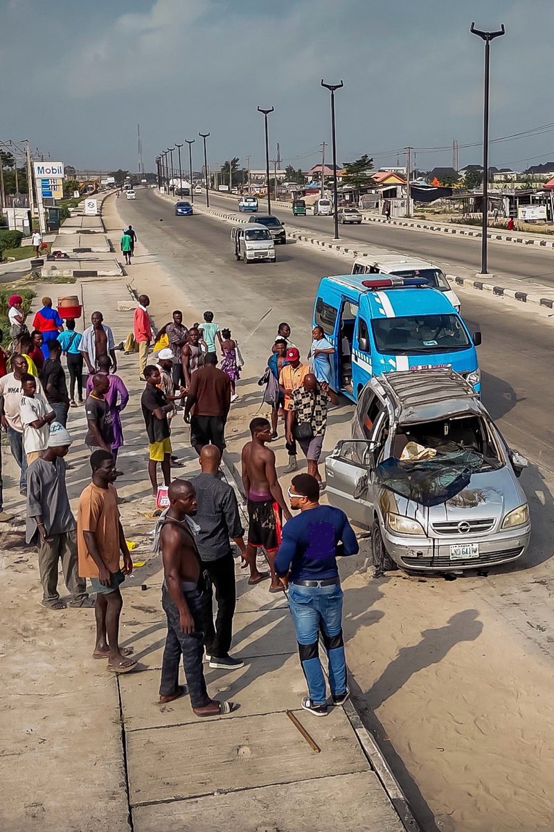 edward_wonder's tweet image. Last weekend, while driving to Epe, I came across a road accident that had just happened. According to eyewitnesses, the driver lost control after a tyre burst. Within seconds, the car swerved, somersaulted, and landed upside down, trapping the passengers inside.
People nearby…