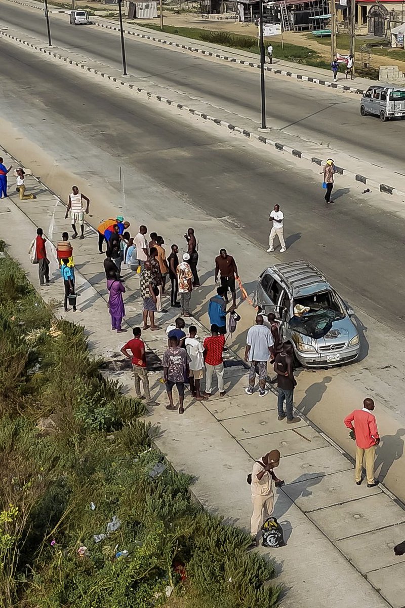 edward_wonder's tweet image. Last weekend, while driving to Epe, I came across a road accident that had just happened. According to eyewitnesses, the driver lost control after a tyre burst. Within seconds, the car swerved, somersaulted, and landed upside down, trapping the passengers inside.
People nearby…