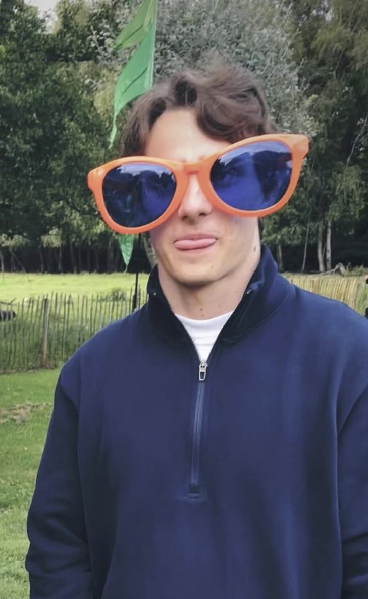 goldenheartvhes's tweet image. i would sacrifice my first born if it meant i’d get to be his friend btw