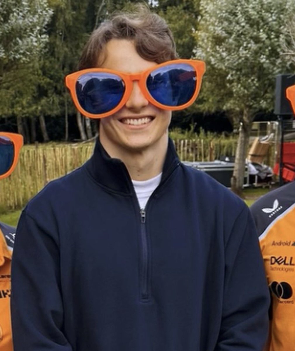 goldenheartvhes's tweet image. i would sacrifice my first born if it meant i’d get to be his friend btw