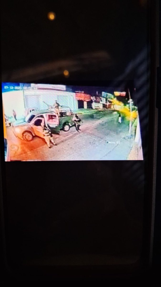 fmonterrosa's tweet photo. En estas camionetas ingresaron a Villaflores, Chiapas, integrantes del crimen organizado a quemar bares y secuestrar personas, con total impunidad sin ser detenidos por policías o Fuerzas Armadas. @FGRMexico @OHarfuch @rosaicela_ https://t.co/wnrrsLBwbV