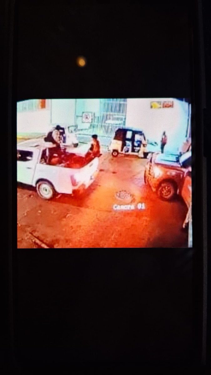 fmonterrosa's tweet photo. En estas camionetas ingresaron a Villaflores, Chiapas, integrantes del crimen organizado a quemar bares y secuestrar personas, con total impunidad sin ser detenidos por policías o Fuerzas Armadas. @FGRMexico @OHarfuch @rosaicela_ https://t.co/wnrrsLBwbV