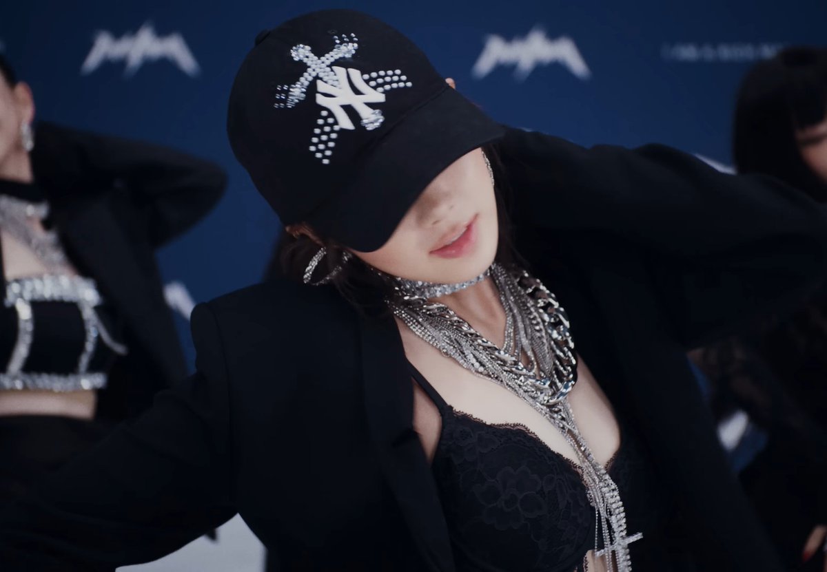 itsHerOhMyGod's tweet photo. this outfit was so badass of her https://t.co/8vawVXtxeh