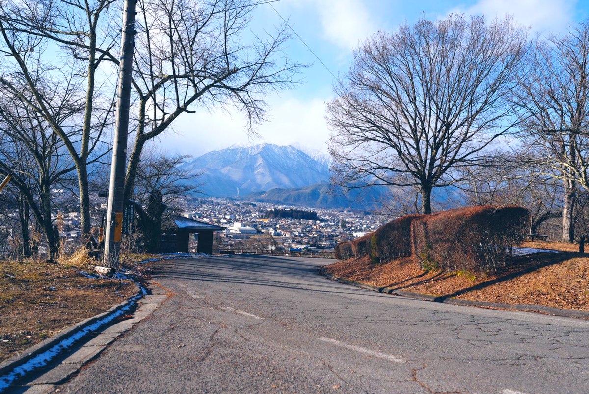 街を見下ろし、山を仰ぐ。 日常と自然が、ちょうど交わる場所。 大町