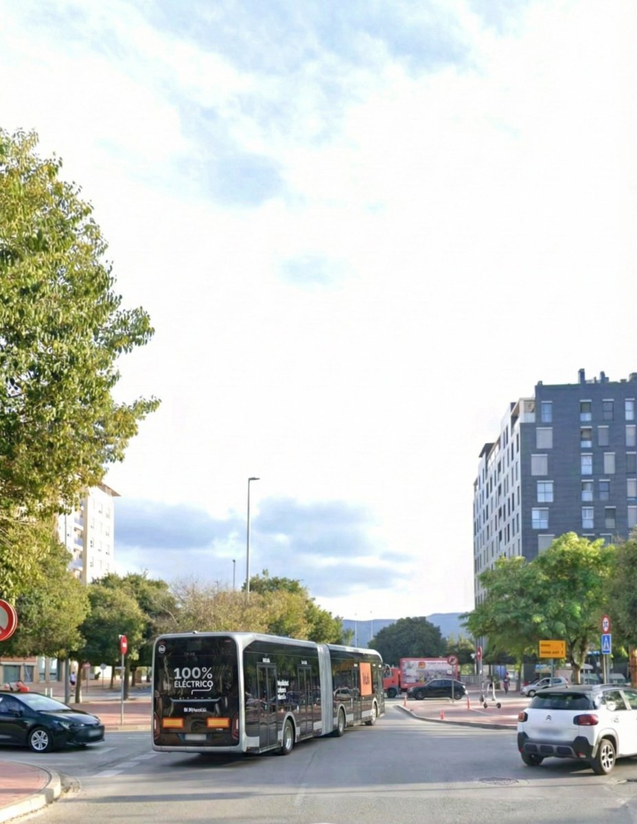 AVRondaSurMurci's tweet photo. Sorpresa en #RondaSur: el "Tranvibús" ya circula en pruebas para sustituir al insuficiente #Rayo80. 🚌💨
Más capacidad para los 15.000 vecinos y el fin de quedarse en tierra. Damos la bienvenida al "gusano" a nuestro barrio. 🐛😃
#Murcia #Movilidad #Feliz28Dic https://t.co/9sIHDelqYu