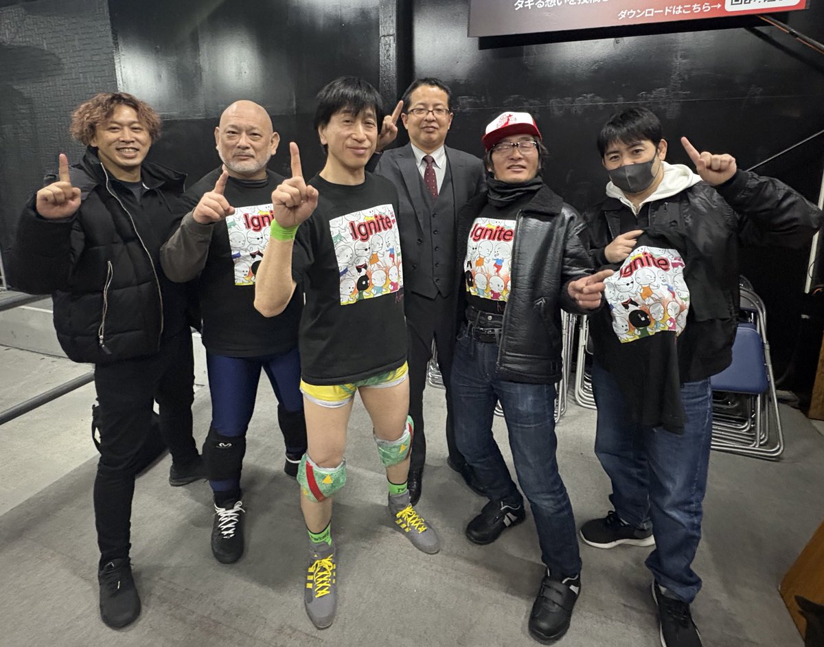 土曜日は、仕事終わりに #Ignite 仲間の応援に❗
プロ相手に、立派な戦いを見せてくれました。
試合後には、観戦に来ていた他の仲間と記念撮影📸

来年の一発目の試合も公式発表されたし、年末年始も気を抜かず筋トレ頑張ろうっと💪

#prhot
#プロレス観戦納め