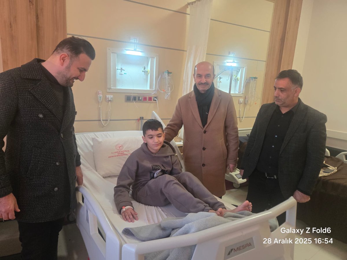 Batman’da 52 gündür sağlık mücadelesi veren 13 yaşındaki Muhammed Eyüp Arı evladımızın sürecini yakından takip ediyoruz.

Hastane yönetimi, kıymetli ailesi ve Sağlık Bakanlığımız ile yaptığımız görüşmeler neticesinde; evladımızın gerekli tüm tetkik ve tedavilerinin yapılması