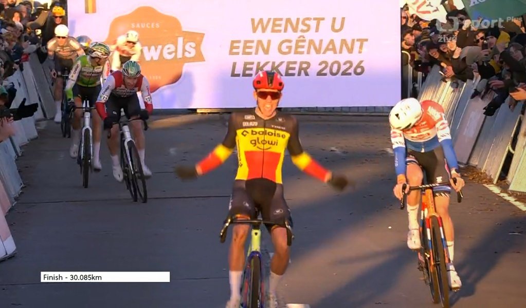 And it happened: Thibau Nys wins in Dendermonde! 🥳🇧🇪 Boring race but great finale with Thibau Nys beating Del Grosso. 3rd place for Laurens Sweeck while Wout van Aert finished 6th. 
#CXWorldCup