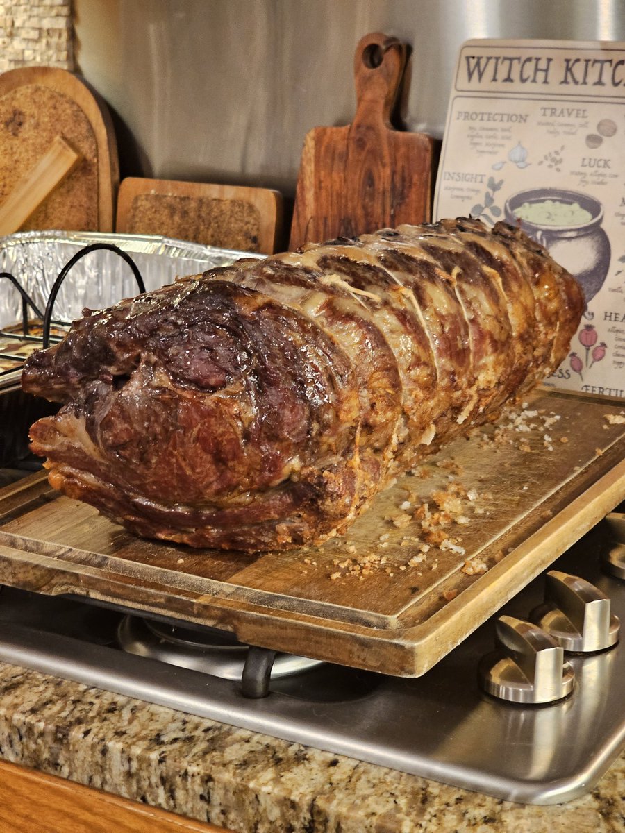 Gtwy's tweet photo. here is how the prime rib came out for the party yesterday. it was a perfect medium rare. we went through the entire thing.

instead of slicing it all up at once, i stood at the end of the buffet line and sliced as each person came up. this stopped it from getting cold. https://t.co/VqsoPFEtZk