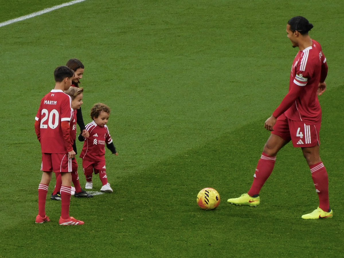 Happy with this picture of @VirgilvDijk with the mascots at ...