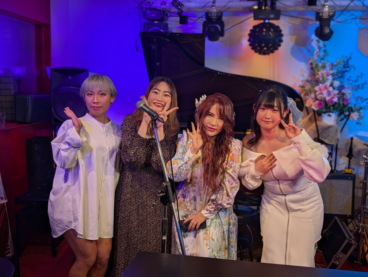 tsutsuJupiter's tweet image. 岡本まゆかさん @bmkcd 
すいません、諸事情で聴けなくてごめんなさい。2026年ライブハウスで聴く目標出来ました！

トリは 堀井朋子さん @tomoko22 
急遽ご参加の堀井さん　素敵な歌声で流石でした🎶

皆様ありがとうございました。
良いお年をお迎え下さい😊🎍