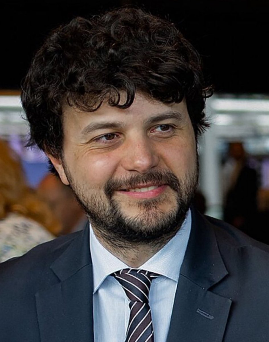 Questo è Brando Benifei <a href="/brandobenifei/">Brando Benifei</a>, plenipotenziario europeo <a href="/pdnetwork/">Partito Democratico 🇮🇹 🇪🇺</a> 
Diceva che siccome Hamas amministra anche le scuole bisogna dialogarci. L’ordinanza antiterrorismo di Genova contiene interessanti riferimenti in argomento di “scuole”.