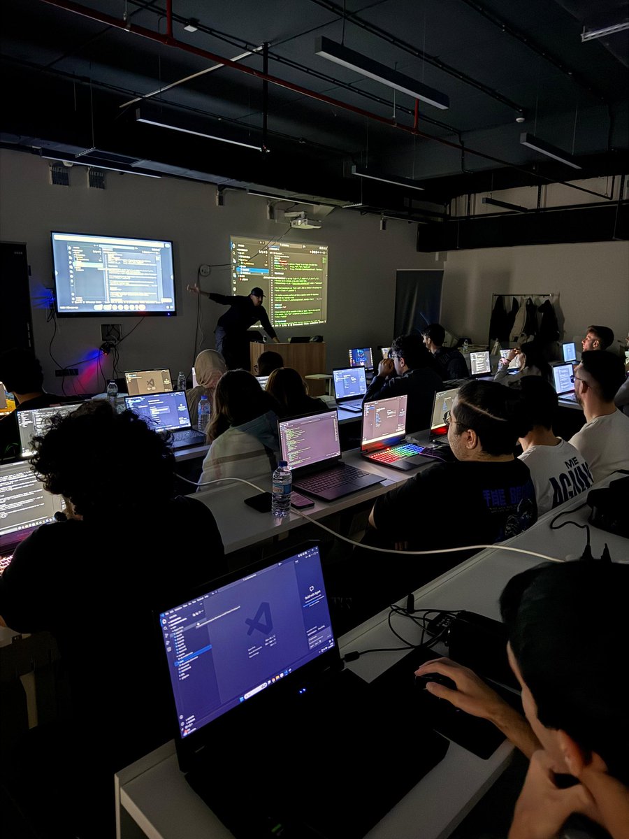 Crypto winters are real but so are the builders.

While the noise fades, builders stay focused to become the light 🕯️ 

December 28' 
Build_ with BuilderMare 🤘