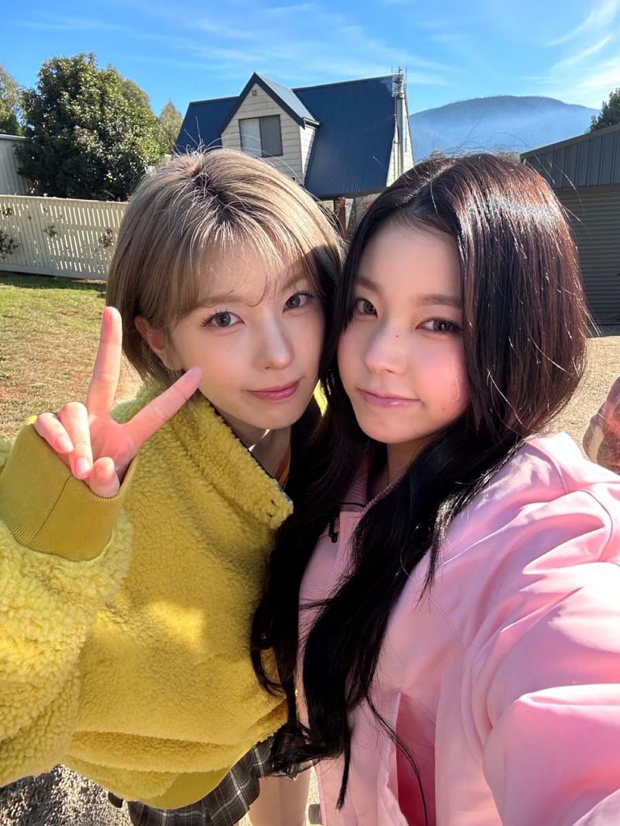 WE_NMIXX's tweet photo. 나의 모든 순간에는 솔언니가 언제나 함께 존재했다는 것을 보여줄 수 있는 사진들😉
앞으로도 행복하고 재밌는거 예쁜거 좋은거 힘든거 아픈거 다 같이 해요🩵 생일축하해요잉 세상에서 제일 따뜻한 사람!💛🎂💝

#NMIXX #엔믹스 
#규진 #KYUJIN 
#배이와_함께_여전히_서로겠지
#OurSolshineDay https://t.co/nSiKsqxTo9