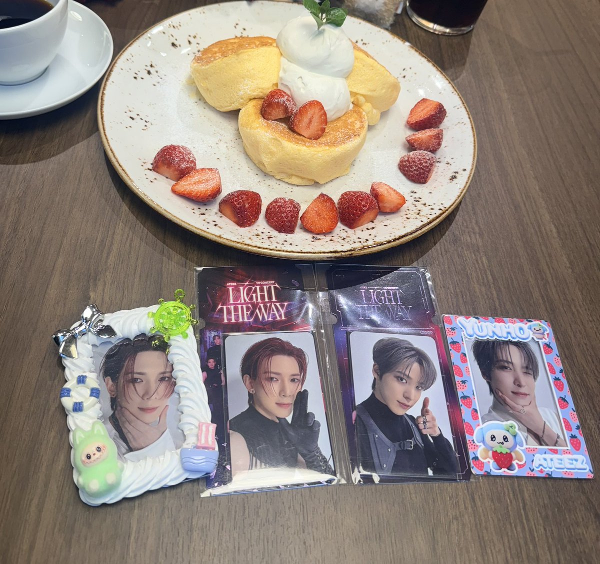 Fwafwa89's tweet photo. ATEEZ VR 前半後半🎥
1回のはずが計4回❣️
常に最前列で目の前に推しがくる✨し
手を差し伸べてくれる✨
ATEEZ曲はたくさんあるので第2弾、第3弾楽しみに待ってます💕（ぜひやってください🫶）
#ATEEZ_VR感想キャンペーン
@AMAZE_JP https://t.co/aukdnJYujK