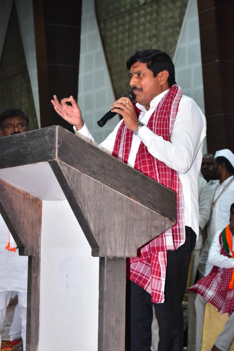 ManoharReddyINC's tweet photo. శంషాబాద్ పట్టణంలో ఉమ్మడి రంగారెడ్డి జిల్లాలలో నూతనంగా ఎన్నికైన సర్పంచులకు ఏర్పాటు చేసిన సన్మాన కార్యక్రమంలో జిల్లా ఇంచార్జి మంత్రి శ్రీధర్ బాబు గారు, సహచర ఎమ్మెల్యేలతో కలిసి పాల్గొనడం జరిగింది. 

🔹 నూతనంగా విజయం సాధించిన సర్పంచులకు శుభాకాంక్షలు, గ్రామాలలో వీధిలైట్లు, శానిటేషన్, త్రాగునీటి సదుపాయాలపై సర్పంచులు ప్రత్యేక శ్రద్ధ వహించాలి

🔹 కాంగ్రెస్ ప్రభుత్వం అమలు చేస్తున్న సంక్షేమ పథకాలను సర్పంచులు ఎప్పటికప్పుడు ప్రజలకు చేరవేసి, బాధ్యతాయుతంగా పనిచేసి గ్రామస్తుల మన్ననలు పొందాలి. 

🔹 సర్పంచుల ఆలోచనలు, సేవాభావాన్ని బట్టి ప్రజల్లో గుర్తింపు ఏర్పడుతుంది. 

🔹 ఎన్నికల్లో ఓటమి పాలైన కాంగ్రెస్ నాయకులు ఎవ్వరూ అధైర్యపడవద్దని, గ్రామాల్లో మరింత సేవ చేస్తే పార్టీ తగిన సమయంలో అవకాశం కల్పిస్తుందని భరోసానివ్వడం జరిగింది. 

🔹 తాండూర్ నియోజకవర్గంలో స్థానిక సంస్థల ఎన్నికల్లో కాంగ్రెస్ పార్టీకి ప్రజలు బ్రహ్మరథం పట్టారు. 

🔹 జిల్లాలోనే అత్యధికంగా తాండూర్ నియోజకవర్గం నుంచి 25 స్థానాలు ఏకగ్రీవం కావడం ఆనందకరమైన విషయం. 

🔹 ప్రతి సర్పంచ్ తమ విధులు, బాధ్యతలను పూర్తిగా అవగాహన చేసుకొని పనిచేయాలి. 

🔹 గత ప్రభుత్వంలో సర్పంచులు చేసిన అభివృద్ధి పనులకు బిల్లులు రాకపోవడం వల్ల ఇబ్బందులు ఎదురయ్యారు. 

🔹 గత రెండు సంవత్సరాలుగా గ్రామాల్లో పాలకవర్గం లేక పాలన కుంటుపడిన విషయం వాస్తవం. 

🔹 గత రెండేళ్లుగా నిలిచిపోయిన ఆర్థిక సంఘం నిధులతో పాటు రాష్ట్ర ప్రభుత్వం భారీ మొత్తంలో నిధులు విడుదల చేస్తుంది. ఆ నిధులతో మీ గ్రామాలను అభివృద్ధి చేయండి. 

🔹 ఎన్నికల్లో సర్పంచ్ అభ్యర్థులుగా ఇచ్చిన హామీలను దశలవారీగా అమలు చేయడానికి ప్రణాళికలు సిద్ధం చేసుకోలి. 

🔹 సర్పంచుల పనితనం రాష్ట్రంలో కాంగ్రెస్ పార్టీ మరోసారి అధికారంలోకి రావడానికి పునాదిగా నిలవాలి. 

🔹 ఈ కార్యక్రమంలో వికారాబాద్ జిల్లా కాంగ్రెస్ పార్టీ అధ్యక్షులు ధారాసింగ్, రంగారెడ్డి జిల్లా కాంగ్రెస్ పార్టీ అధ్యక్షులు చల్లా నరసింహారెడ్డి, కార్పొరేషన్ చైర్మన్లు, మండల పార్టీ అధ్యక్షులు, నూతన సర్పంచులు, పార్టీ నాయకులు పాల్గొన్నారు.