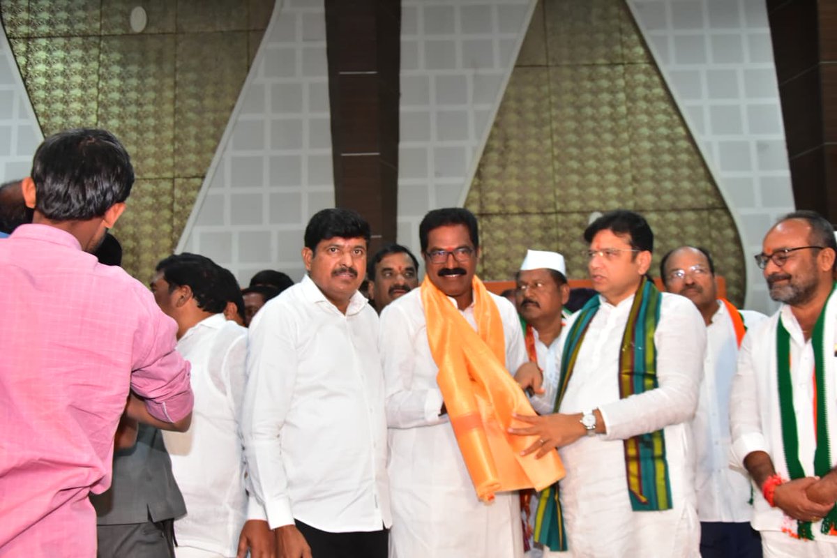 ManoharReddyINC's tweet photo. శంషాబాద్ పట్టణంలో ఉమ్మడి రంగారెడ్డి జిల్లాలలో నూతనంగా ఎన్నికైన సర్పంచులకు ఏర్పాటు చేసిన సన్మాన కార్యక్రమంలో జిల్లా ఇంచార్జి మంత్రి శ్రీధర్ బాబు గారు, సహచర ఎమ్మెల్యేలతో కలిసి పాల్గొనడం జరిగింది. 

🔹 నూతనంగా విజయం సాధించిన సర్పంచులకు శుభాకాంక్షలు, గ్రామాలలో వీధిలైట్లు, శానిటేషన్, త్రాగునీటి సదుపాయాలపై సర్పంచులు ప్రత్యేక శ్రద్ధ వహించాలి

🔹 కాంగ్రెస్ ప్రభుత్వం అమలు చేస్తున్న సంక్షేమ పథకాలను సర్పంచులు ఎప్పటికప్పుడు ప్రజలకు చేరవేసి, బాధ్యతాయుతంగా పనిచేసి గ్రామస్తుల మన్ననలు పొందాలి. 

🔹 సర్పంచుల ఆలోచనలు, సేవాభావాన్ని బట్టి ప్రజల్లో గుర్తింపు ఏర్పడుతుంది. 

🔹 ఎన్నికల్లో ఓటమి పాలైన కాంగ్రెస్ నాయకులు ఎవ్వరూ అధైర్యపడవద్దని, గ్రామాల్లో మరింత సేవ చేస్తే పార్టీ తగిన సమయంలో అవకాశం కల్పిస్తుందని భరోసానివ్వడం జరిగింది. 

🔹 తాండూర్ నియోజకవర్గంలో స్థానిక సంస్థల ఎన్నికల్లో కాంగ్రెస్ పార్టీకి ప్రజలు బ్రహ్మరథం పట్టారు. 

🔹 జిల్లాలోనే అత్యధికంగా తాండూర్ నియోజకవర్గం నుంచి 25 స్థానాలు ఏకగ్రీవం కావడం ఆనందకరమైన విషయం. 

🔹 ప్రతి సర్పంచ్ తమ విధులు, బాధ్యతలను పూర్తిగా అవగాహన చేసుకొని పనిచేయాలి. 

🔹 గత ప్రభుత్వంలో సర్పంచులు చేసిన అభివృద్ధి పనులకు బిల్లులు రాకపోవడం వల్ల ఇబ్బందులు ఎదురయ్యారు. 

🔹 గత రెండు సంవత్సరాలుగా గ్రామాల్లో పాలకవర్గం లేక పాలన కుంటుపడిన విషయం వాస్తవం. 

🔹 గత రెండేళ్లుగా నిలిచిపోయిన ఆర్థిక సంఘం నిధులతో పాటు రాష్ట్ర ప్రభుత్వం భారీ మొత్తంలో నిధులు విడుదల చేస్తుంది. ఆ నిధులతో మీ గ్రామాలను అభివృద్ధి చేయండి. 

🔹 ఎన్నికల్లో సర్పంచ్ అభ్యర్థులుగా ఇచ్చిన హామీలను దశలవారీగా అమలు చేయడానికి ప్రణాళికలు సిద్ధం చేసుకోలి. 

🔹 సర్పంచుల పనితనం రాష్ట్రంలో కాంగ్రెస్ పార్టీ మరోసారి అధికారంలోకి రావడానికి పునాదిగా నిలవాలి. 

🔹 ఈ కార్యక్రమంలో వికారాబాద్ జిల్లా కాంగ్రెస్ పార్టీ అధ్యక్షులు ధారాసింగ్, రంగారెడ్డి జిల్లా కాంగ్రెస్ పార్టీ అధ్యక్షులు చల్లా నరసింహారెడ్డి, కార్పొరేషన్ చైర్మన్లు, మండల పార్టీ అధ్యక్షులు, నూతన సర్పంచులు, పార్టీ నాయకులు పాల్గొన్నారు.