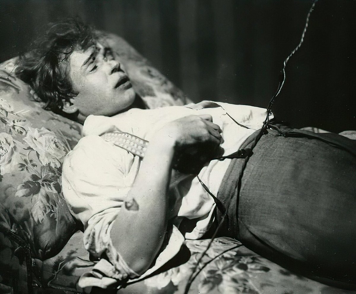 100YearsAgoLive's tweet image. Russian poet Sergei Yesenin writes with his blood a death poem entitled “Goodbye, my friend, goodbye,” and then hangs himself in a hotel room in Leningrad. He was 30.