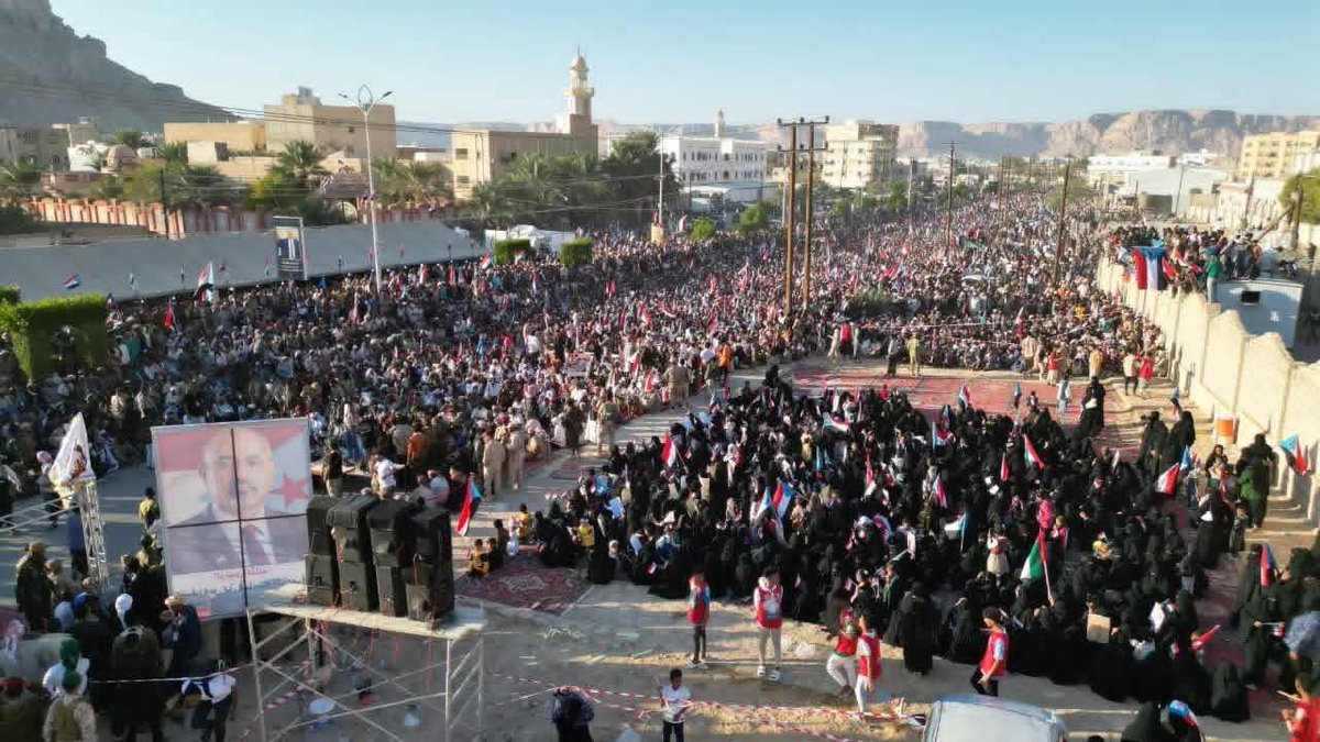 AdenReem's tweet photo. يقولوا ان ماحدث في #حضرموت في ديسمبر ٢٠٢٥ هو نفس ماحدث في #صنعاء في سبتمبر ٢٠١٤ ..
وهم بالمرتين هاربين ولا مرة وقفوا وواجهوا أو حققوا ا��تصار😅

ياعيب الشوم اللي مثلكم بيظل ساكت مستحي طول عمره😄

#الجنوب #المهرة #السعودية https://t.co/dnvH4wPIj8