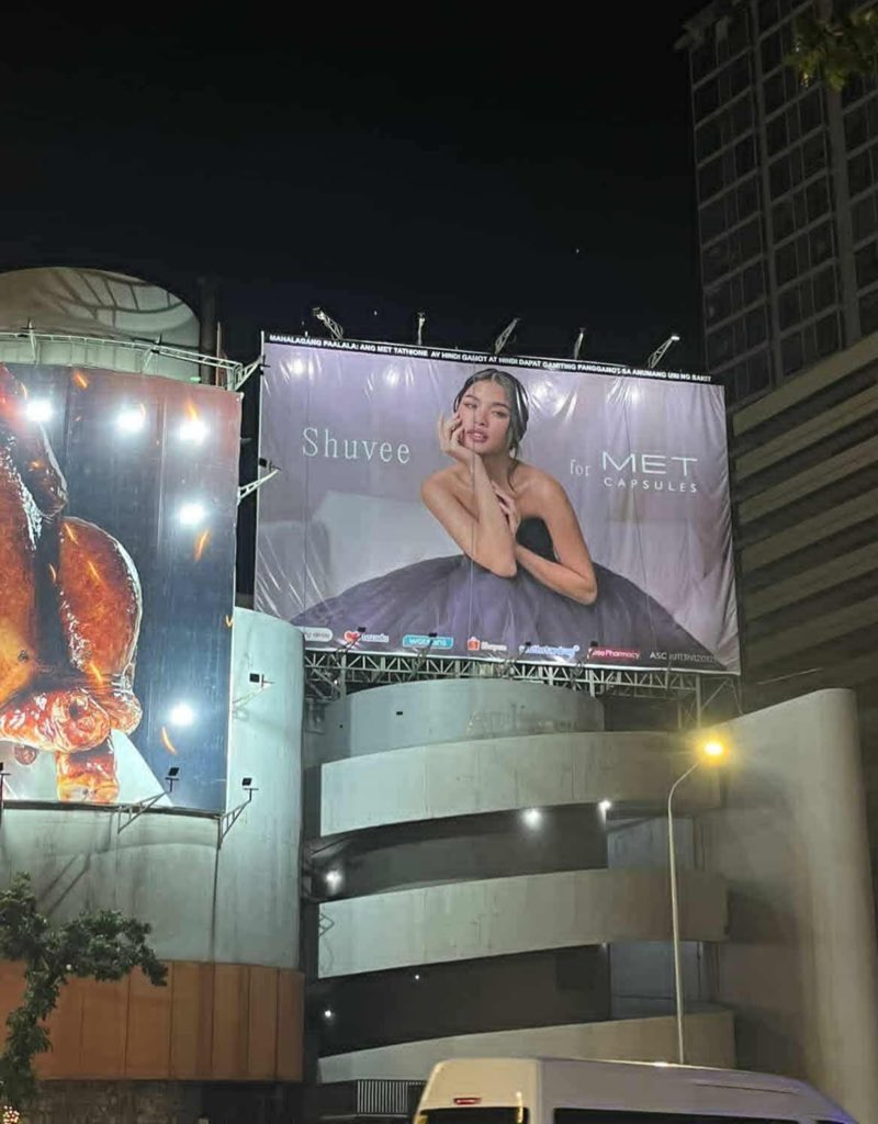 ShuveeTrends's tweet image. Shuvee’s MET billboard is now up at Fuente, Cebu. Her 2nd official MET billboard! 🩵

We’re incredibly proud of you, Shuvee. ✨

#ShuveeEtrata | Shuvee Etrata