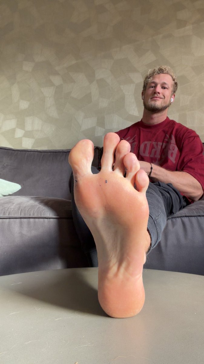 alphagodber's tweet photo. RT this post if you genuinely feel weak and pathetic because of my huge feet https://t.co/UPfhF45iYC