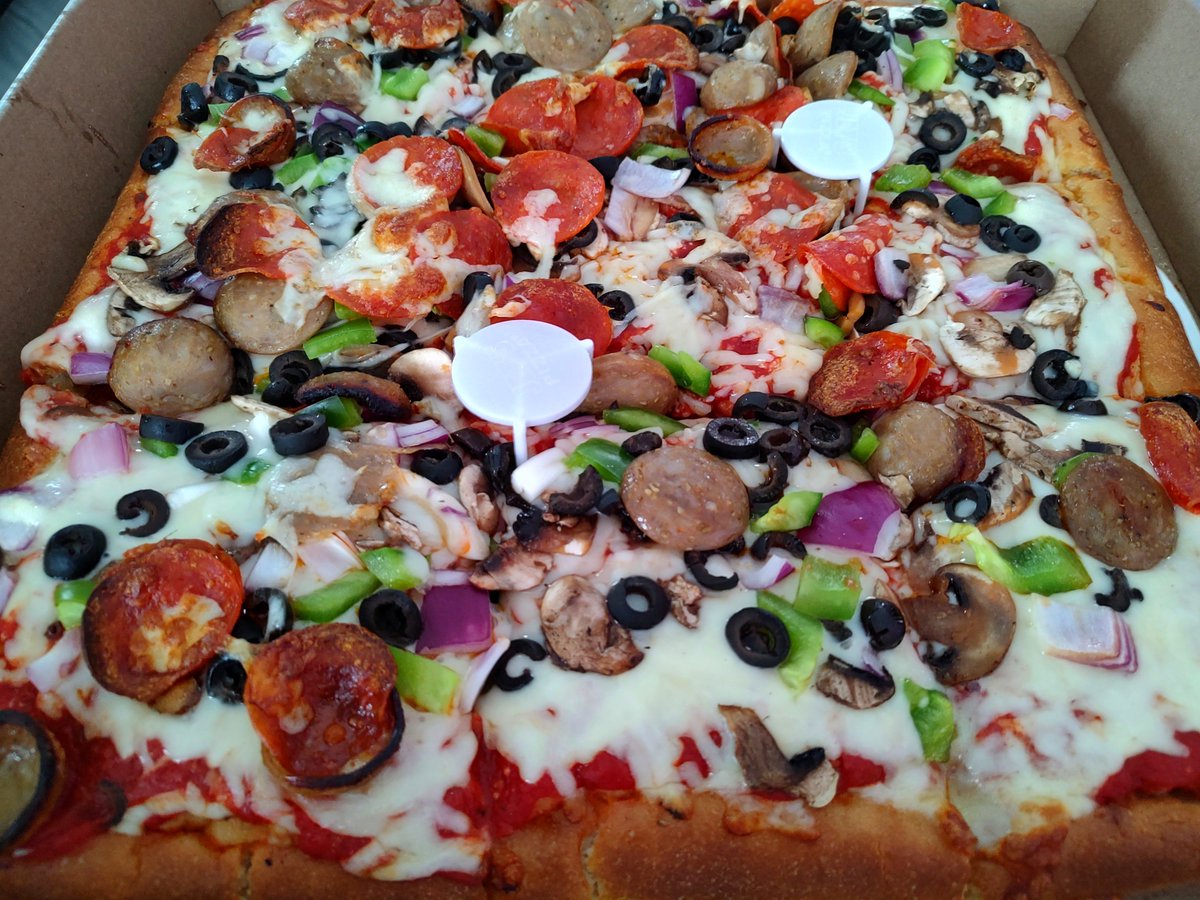 Fil_Filstar's tweet image. This is what a 15 lbs Pizza looks like, and the precursor to a 3 hour nap.