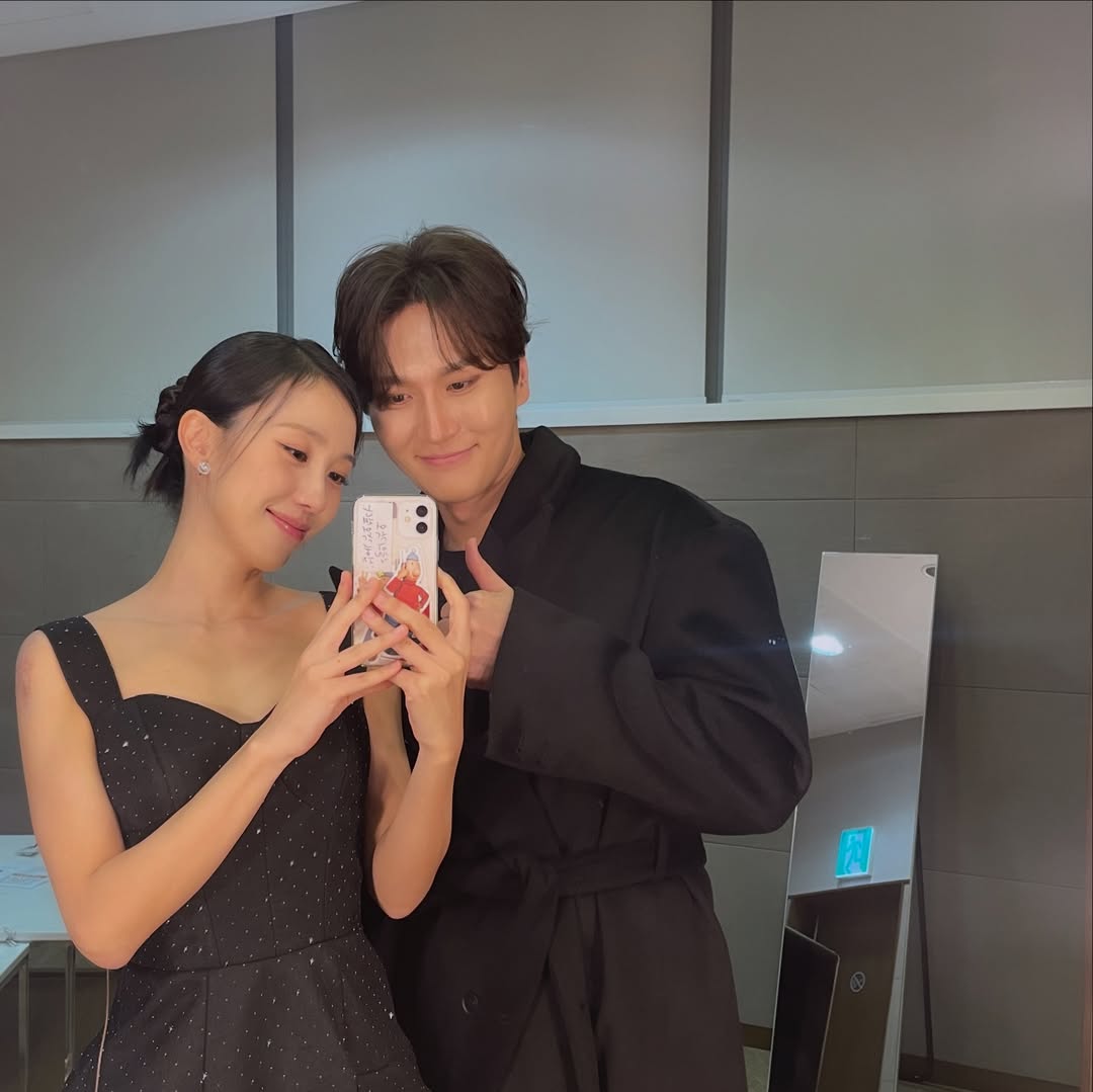 문정 감독님이 은태 배우하면 사진찍을 때 시그니쳐 포즈가 있어요~ (은: 몰랏어 아~ 이거) 하더니 그 시그니쳐 어김없이 박젼이랑도ㅋㅋㅋㅋ

하나둘셋
👍🏻

소개할 때 오케단원분들 뒤에서 끄덕끄덕하면서 같이 따봉하는 거 귀여웠음ㅠ 본진 늘 오케 찾아와서 화이팅! 하고 간대