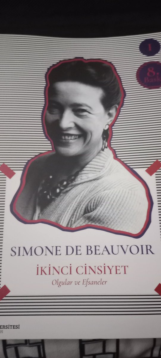 minebayoglu's tweet image. #simonedebeauvier #ikincicinsiyet #kitaptavsiyesi #kitap #okudumbitti.
İlk cilt kadın anatomisi ile dişi hayvanlarının anatomisini karşılaştırarak başlıyor. Memeli hayvanlar yılın belli bir döneminde doğurganlık gösterirken kadın her ay doğurganlık dönemine giriyor. 

Her ay tüm