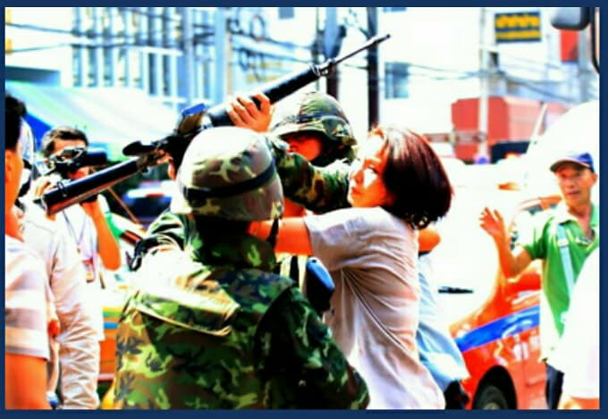 มีนะครับ ที่หนักและรู้สึกว่าไร้ความเป็นมนุษย์ที่สุดที่ผมเคยเห็นคือกรณีของพี่ซี จันทนา ที่เป็นคนเสื้อแดงที่ติดคุกในรัฐบาลทหาร 7 ปี และสามีถูกอุ้มฆ่า ที่หลายๆ คนจะจำพี่เขาได้ในฐานะ "ผู้หญิงแย่งปืน" เคยถูกนางแบกรุมทึ้งรุมขึ้นเสียงในสเปซ เพียงเพราะเขาไม่เชียร์เพื่อไทยต่อไปแล้ว