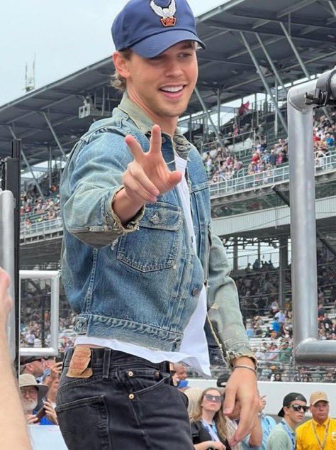 BBButler91's tweet image. Happy Sunday Y'all!!