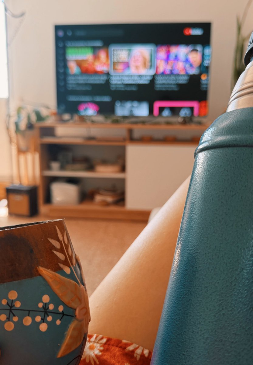 aypelotuda's tweet image. mi parte favorita del día es cuando m despierto a la mañana tengo la casa limpia me siento en el sillón tomo mate y prendo un sahumerio. si soy tu tía gladys