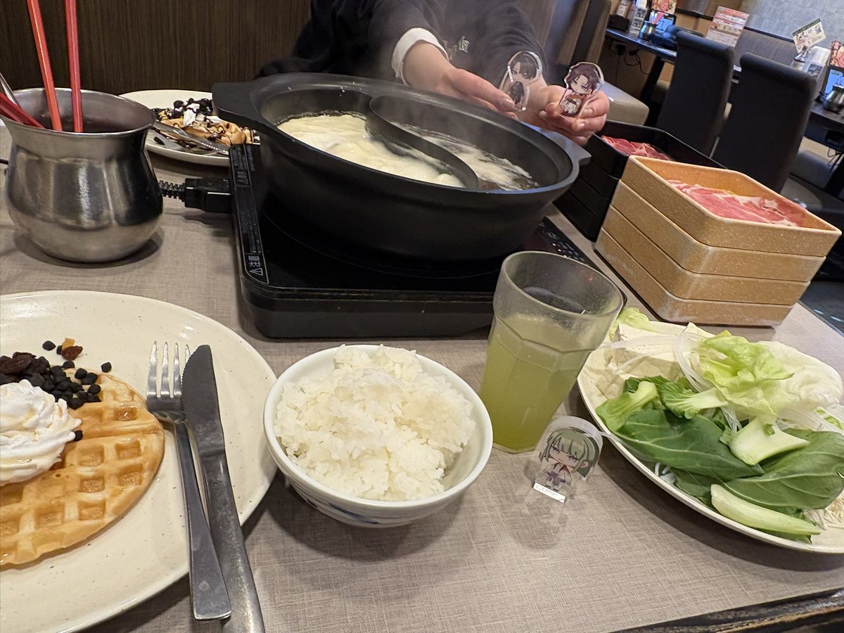 くらさんと居ました☺️☺️☺️
昼ごはんしゃぶ葉で食べすぎてずっとおなかいっぱいでした☺️☺️☺️

その後お家にお招きいただきぬくぬくさせてもらいました…☺️