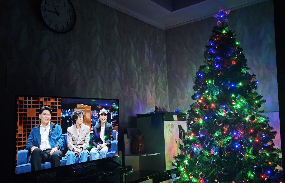 The MongolZ багийнхнаас хөтлөгч
-Та нарын хувьд шагналын мөнгөөрөө авч байсан хамгийн мартагддаггүй зүйл юу вэ? гэж асуухад

Blitzz: Бид гэр хороололд, эсвэл захын хороололд л амьдардаг, дундаж айлын хүүхдүүд. Тиймээс эхэндээ хэд, хэдэн тэмцээнд ороод шагналын мөнгөөрөө аав,