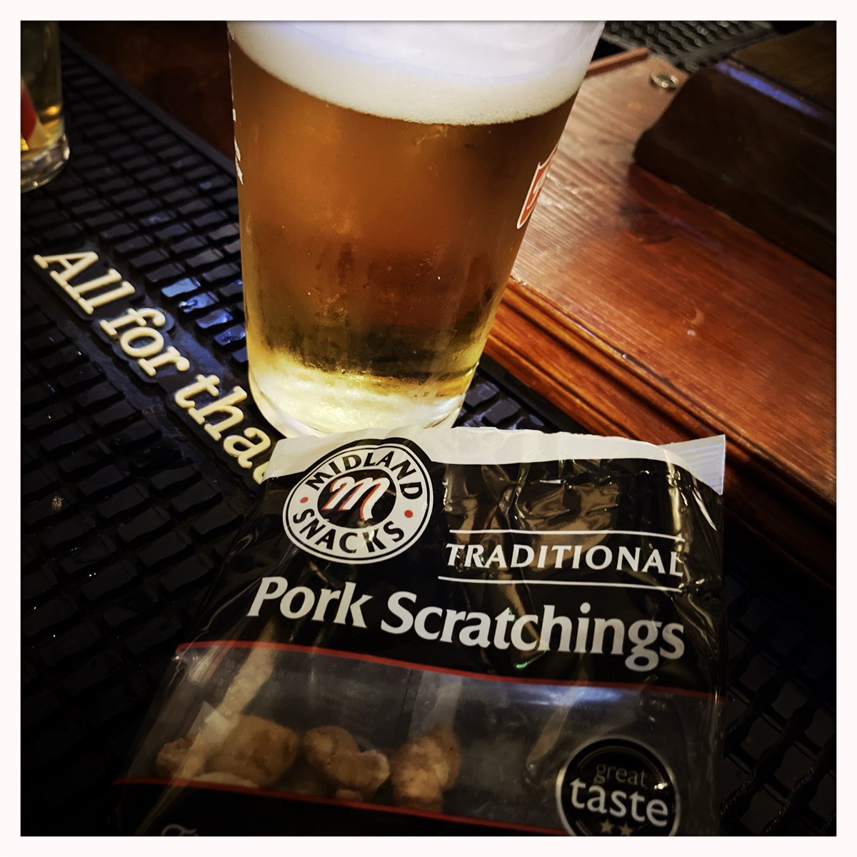 photonopticum's tweet image. Verbringe die Zeit zwischen den Jahren auf dem englischen Land. Die Luft in jedem Dorf ist wunderschön geschwängert mit Rauch von Kaminen und Öfen. Jeder lüftet, keiner jammert und jeder lebt. 
Seltsam, oder? #holzofengate