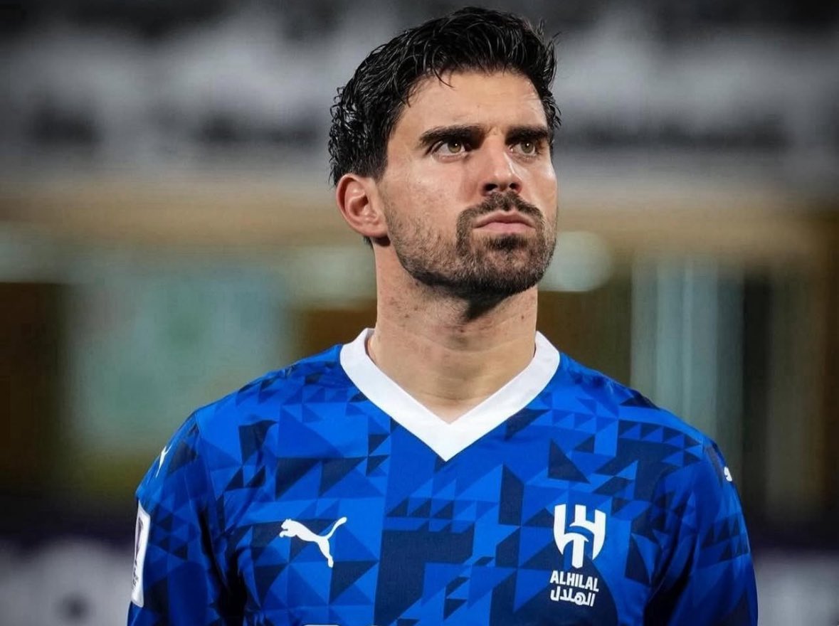 FabrizioRomano's tweet image. 🚨🇵🇹 Ruben Neves has not signed new deal yet at Al Hilal despite proposal on the table for weeks.

Current deal expires in June 2026… and several European top clubs have started approaches over potential move in January.

Seen as potential big opportunity in midfield.