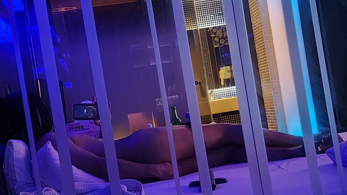 어제 심심해서 혼자 텔갔다가 혼자 술한잔 하고 꽐라 돼서 약간 숭한거 좀 몇개찍고..ㅎㅎ