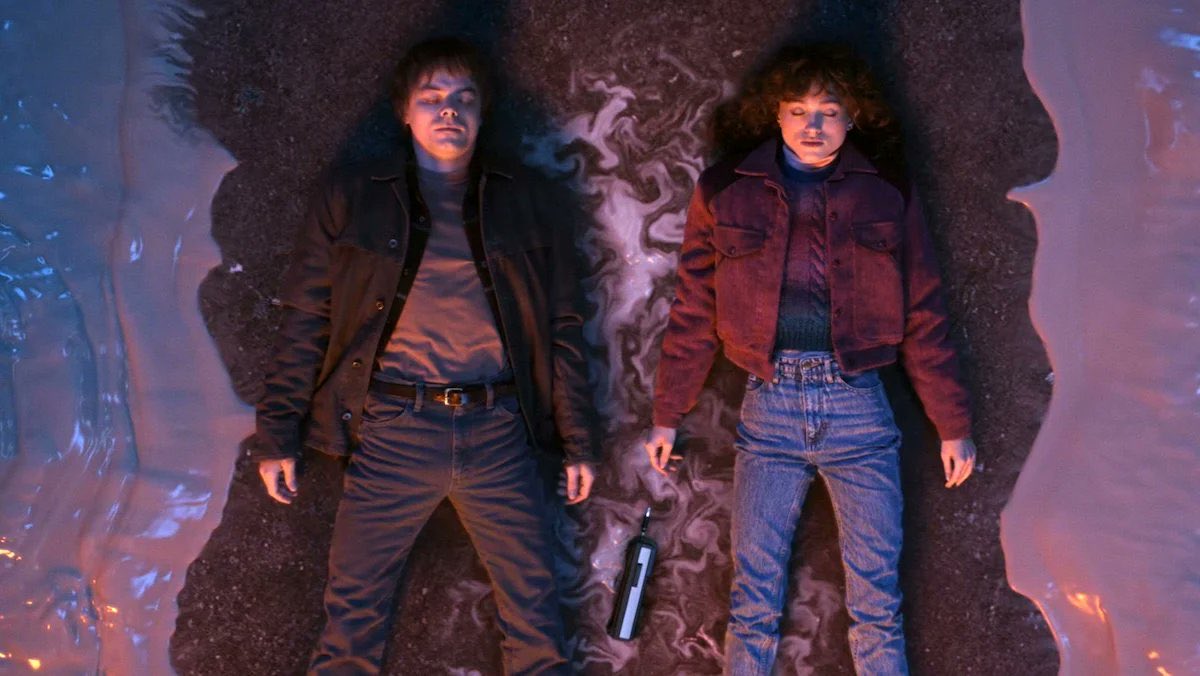 milevnlvr's tweet image. as much as i love nancy and jonathan, i feel like they should’ve died in these scenes. it would’ve been a beautiful scene..